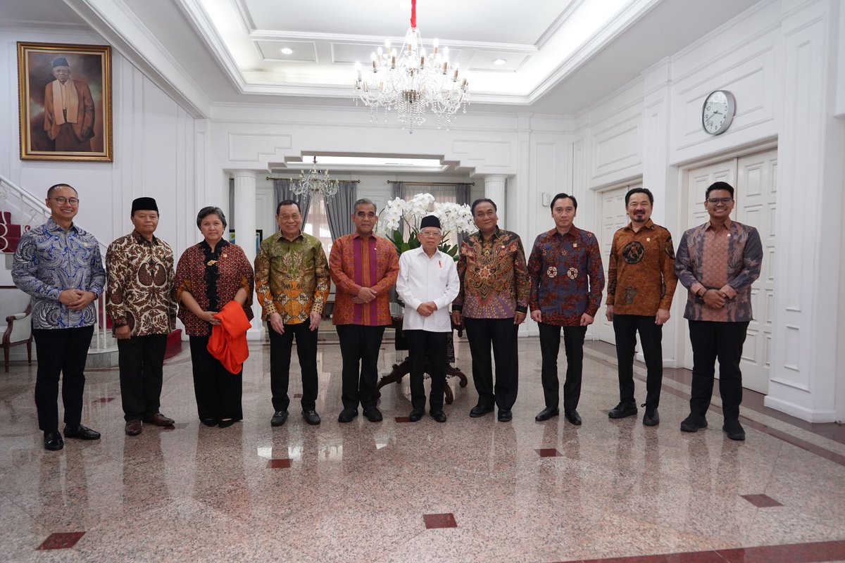 Menerima kunjungan pimpinan Majelis Permusyawaratan Rakyat (MPR) RI Periode 2024-2029 di Kediaman Diponegoro Jakarta Pusat. 

Ketua MPR RI, Bapak Ahmad Muzani, beserta jajaran menyerahkan undangan resmi untuk menghadiri pelantikan Presiden dan Wakil Presiden terpilih yang akan