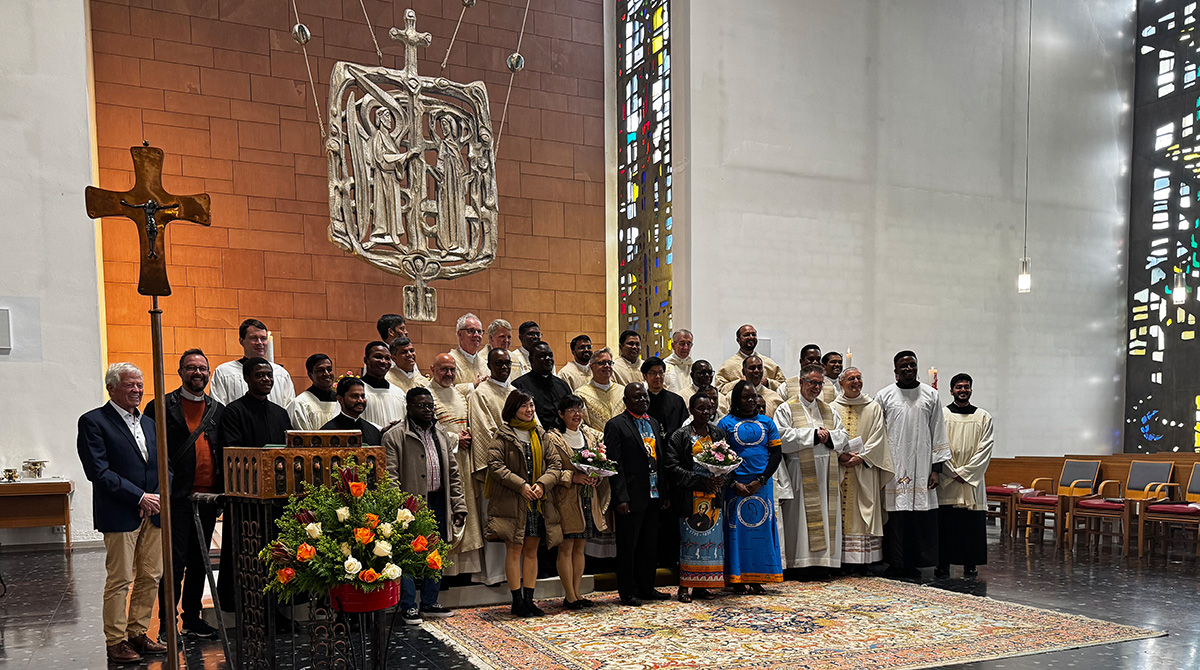 „Lebendige Weltkirche pur!“
Professfeier und Diakonenweihe bei den Pallottinern

Es war ein feierlicher Moment in der Kapelle der Vinzenz Pallotti University: Mit Liedern aus aller Welt und in einer bewegend schönen, bunten Eucharistiefeier legten zwei Pallottiner in Vallendar