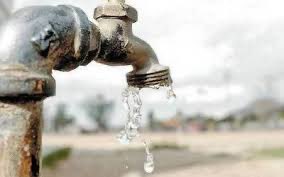 Mesa Social de Caracas desde Santa Fe municipio Baruta recoge las quejas de los vecinos sobre la mala calidad de agua potable que reciben por tuberías y exigen a @HidroCapital2 la explicación y la solución al el problema del mal olor y sabor del vital líquido