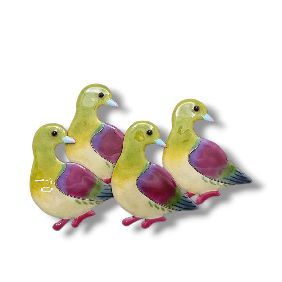 HureshumaReiko's tweet image. #アオバト 焼成直後からの発色変化です。緑系の釉薬は特に発色変化が大きいです。実際には5分ほどかけて本来の発色に落ち着きます。
10月19日土曜日の小清水町での #OBBF にも出品予定です。アオバトに関するトークイベントもありますよ。お天気がちょっと心配ですが…。