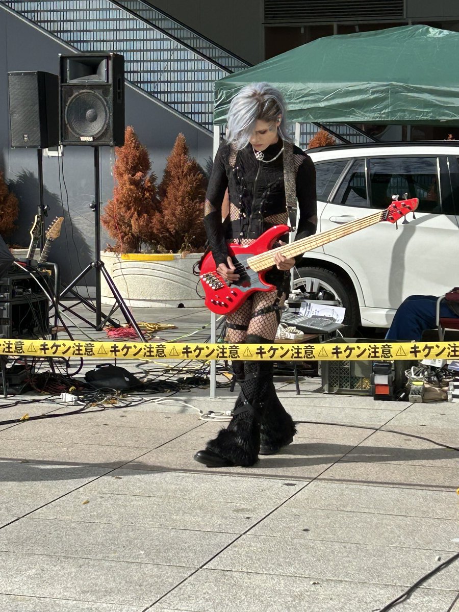 sokken3's tweet photo. HOLLOWSHADE初めて見たけどカッコよかったです。
途中、嘉紀氏が見当たらないなと思ったらエスカレーターで降りてきたw上に行ってたみたいw
やっぱり最後を見届けに10月25日の新潟LOTS行くしかないな
#ホロシェ
#HOLLOWSHADE https://t.co/tTmHvxeFa6