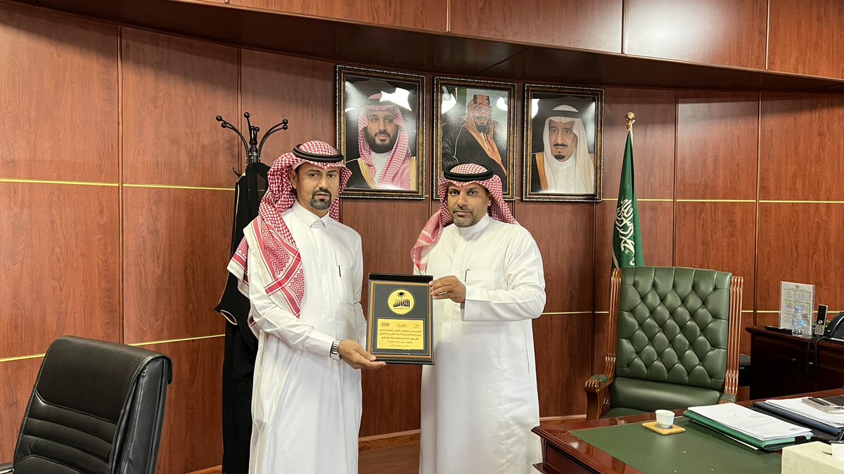 سعادة رئيس #بلدية_الكامل المهندس فهمي بن سليمان الغانمي يكرم رئيس قسم العلاقات العامة وتقنية المعلومات ومدير خدمة المجتمع الأستاذ فايز بن بريك السلمي نظير جهوده المبذولة ومساهمته الفعالة في تنظيم فعاليات وحفل اليوم الوطني ٩٤ لأهالي محافظة الكامل

<a href="/JeddahAmanah/">أمانة محافظة جدة</a> 
@saudimomrah