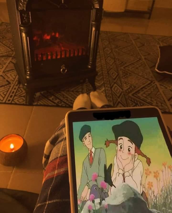 عزيزي يا صاحب الظل الطويل ⚘

عندما أخبرتني أنَّ الحياة خارج جدران غرفتي واسعة وجميلة ، لم تخبرني أن قسوتها في ذلك الإتساع وأن من بين كُل أولئك البشر لن أجد قلبًا واحدًا يشبه قلبي!