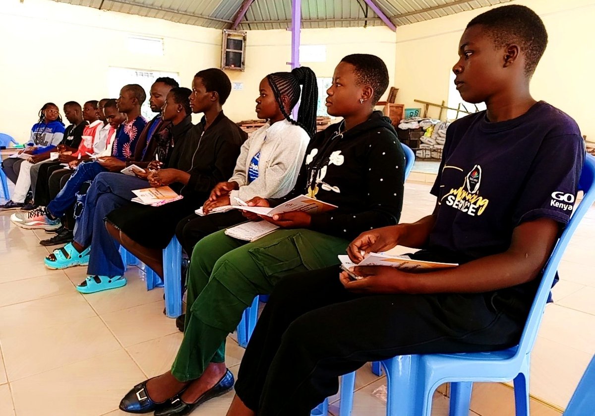 Re_NCommunities's tweet photo. Last week, we concluded the 3-day L.E.T Bootcamp in Webuye, led by @WaridiAsanteOrg in partnership with SfG ( Nigeria). 19 participants (9 female, 10 male) gained skills in self-awareness, design thinking, and financial literacy, tackling key community challenges. https://t.co/69dWcVw2cB