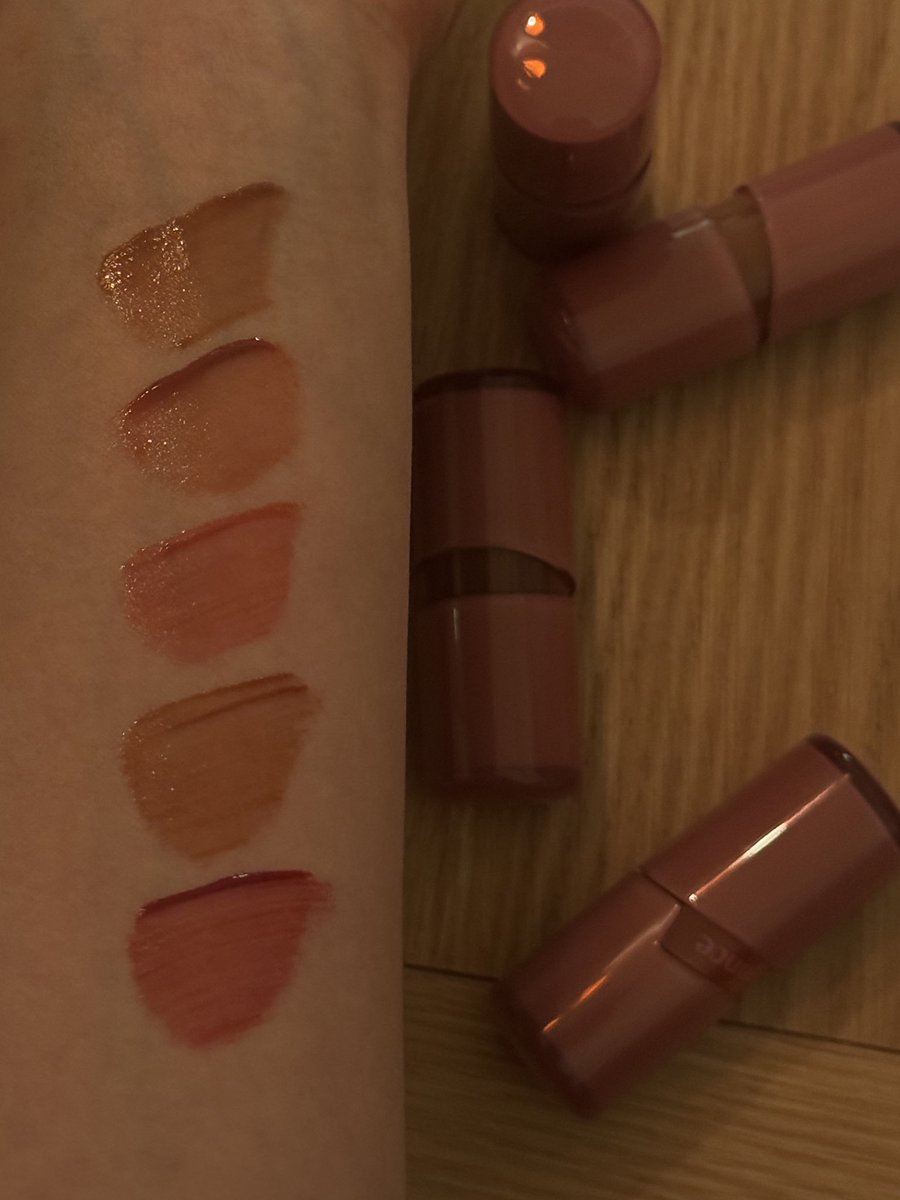 cxixnxdxyx's tweet photo. #광고 #Rt

#RT추첨 을 통해 3분께 <<힌스 로 글로우 젤 틴트>를
보내드려요-! ( 색상 랜덤 )
촉촉, 광나는 립은 잘 안 바르는 데 넘 맘에 들어서 
유튜브 촬영에도 바르고 나왔던 립…
가볍고 산뜻해서 불편함 없고 채도 낮은 미지근한 컬러들이 많아서 좋더라구요
저는 11번 차이와 14번 로코코가 최애-!
사진 속 립 컬러 조합이에요𓂃 𓈒 𓂂𓏸

#힌스 #청량광틴트 #로글로우젤틴트