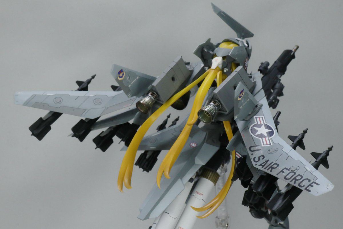 MaxPlamoFDNOL's tweet photo. 今日はまずSOLラプター『イーグル』
アメリカ機のイメージで戦略爆撃モード
分離して支援機にもなれるバックパック
爆弾はロマンですね
#メガミデバイス
#ラプター
#コトブキヤ https://t.co/DPdLO3Iqw1