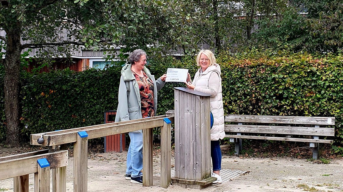 Speelakker Noordwijkerhout krijgt cheque om waterspeelplaats aan te passen bollenstreekomroep.nl/speelakker-noo…