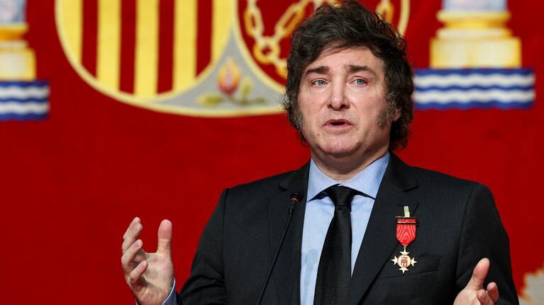 MatiAromi's tweet photo. Milei pretendia un premio nobel de Economia y LITERALMENTE se lo dieron a 3 tipos que presentaron un informe donde establece que sacándole impuestos a los ricos se genera mas pobreza y desigualdad. O sea, digamos, lo que esta haciendo Milei. https://t.co/5xif3gxRaL