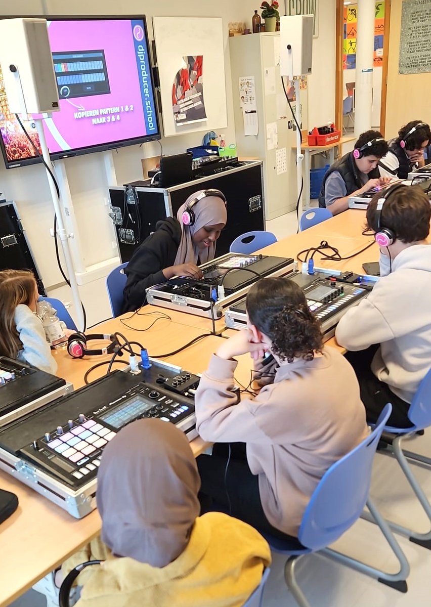 scdelfland's tweet photo. Ook een onderwerp in de week van RESPECT. Jezelf leren uiten met behulp van muziek. Met hypermoderne apparatuur wordt muziek gemaakt. Echt heel cool! https://t.co/nkg8k9pkCC
