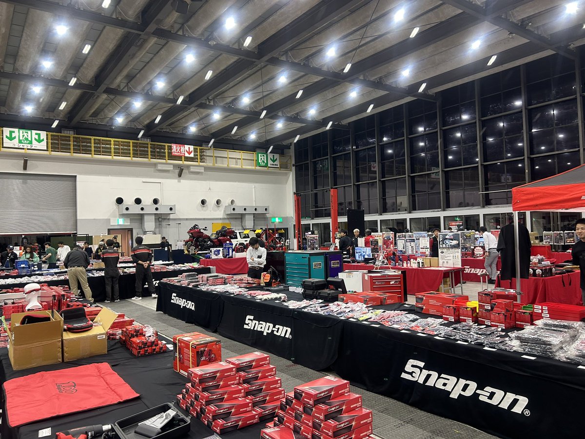 speedstyle4023's tweet photo. スナップオンツールショー🧰
目を輝か��て工具を選ぶ若いエンジニア達を見て嬉しくなった😊
エンジニアなら工具は拘らないとね🔧
自分もお目当ての工具がお得に手に入って満足😊😊 https://t.co/ujpq2JCoVp