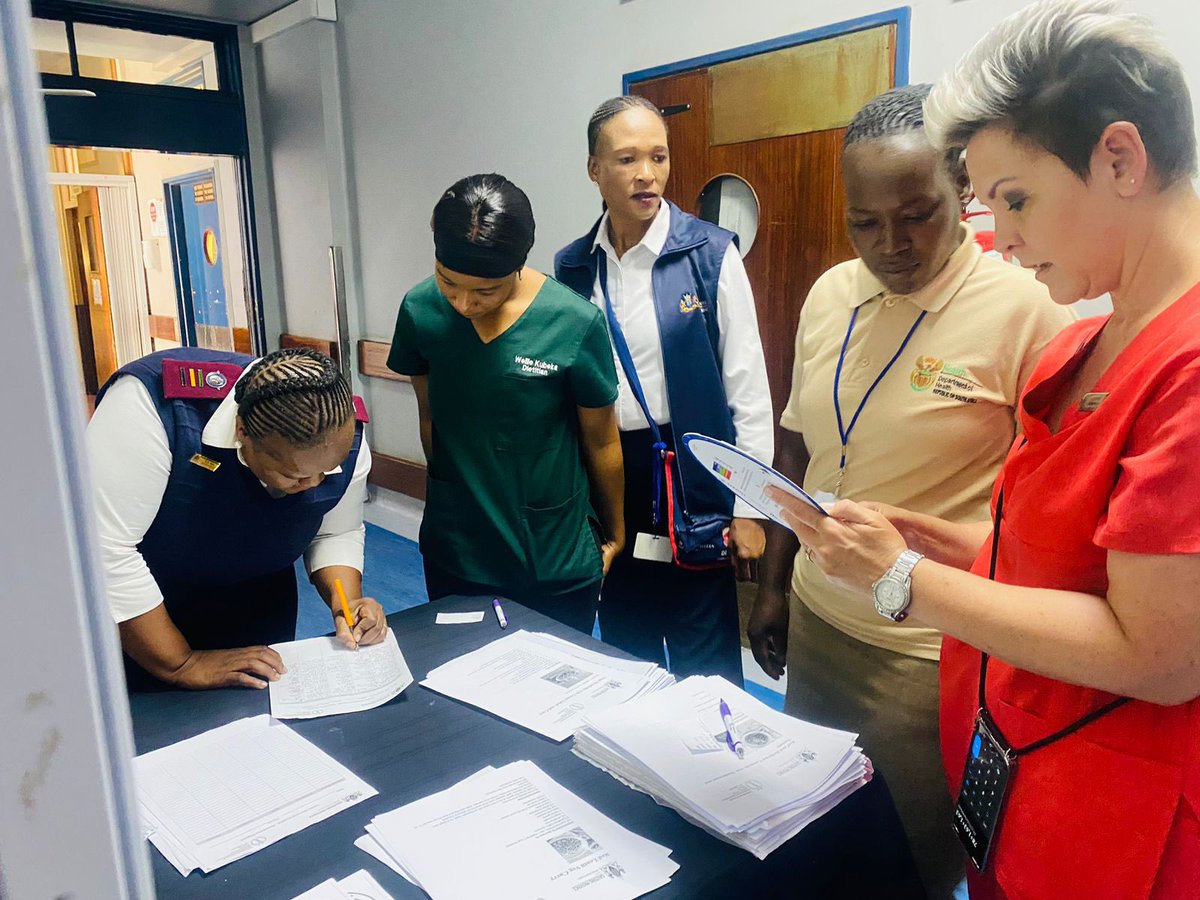 TamboHospital's tweet photo. The Human Nutrition Department observes National Nutrition Week. They emphasize the importance of proper nutrition for physical, and emotional well-being. While encouraging staff members to adopt healthier eating habits and embrace a nutritious lifestyle. #AsibeHealthyGP https://t.co/AphEggAYQP
