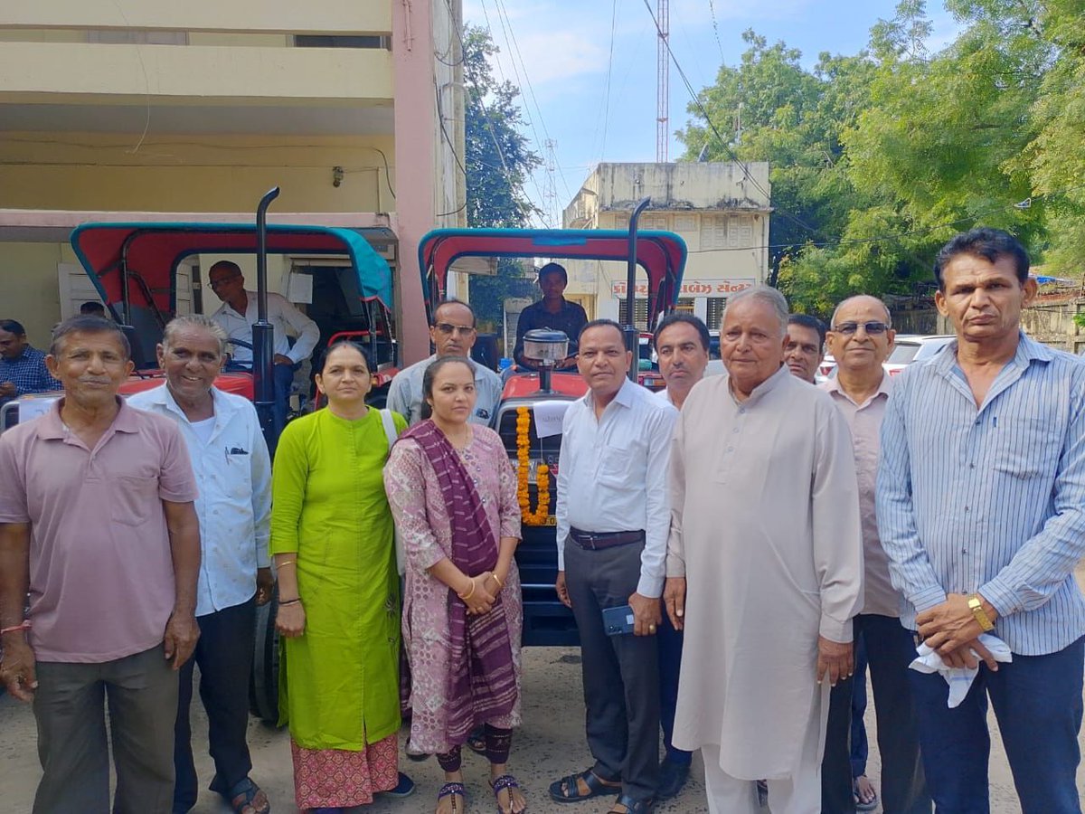 આજરોજ વિજાપુર તાલુકાના ૧૩ ગામોને ટ્રેક્ટર-ટ્રોલી વિતરણનો કાર્યક્રમ માન.ધારાસભ્યશ્રી ડૉ.સી.જે ચાવડાના અધ્યક્ષ સ્થાને સવારે ૯:૦૦ કલાકે તાલુકા પંચાયત વિજાપુર ખાતે યોજાયો. જેમાં તમામ અધિકારીઓ તથા કર્મચારીઓની ઉત્સાહભેર હાજરી રહી હતી.