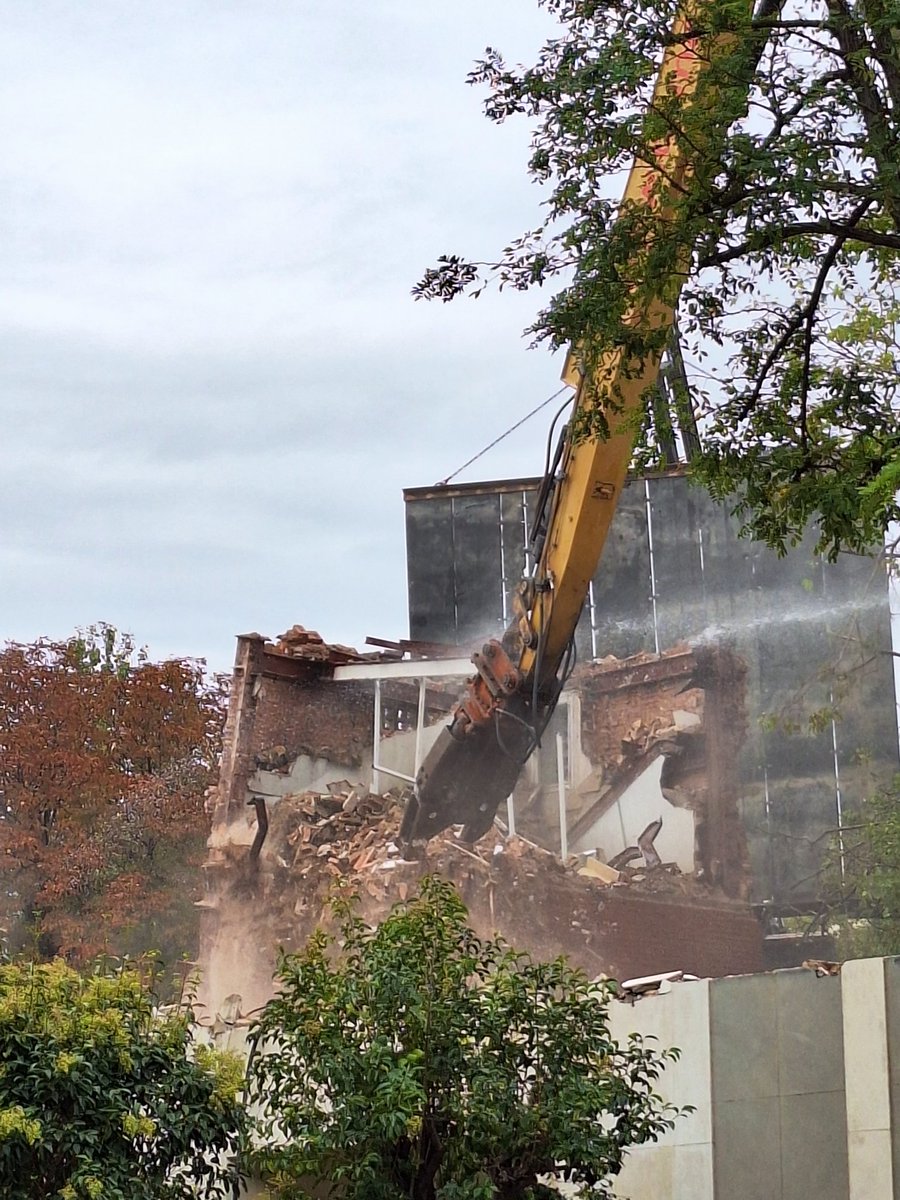 MasSanFer_'s tweet photo. #sanfernandodehenares no será igual mañana.
A las viviendas derribadas de vecinxs hoy vemos cómo desaparece para siempre el Complejo El Pilar: servicios públicos de nuestro municipio PENDIENTES DE RECUPERAR.
16 años de tortura y maltrato 
@ComunidadMadrid RESPONSABLE 
💔💔 https://t.co/JfpM6wR1l9