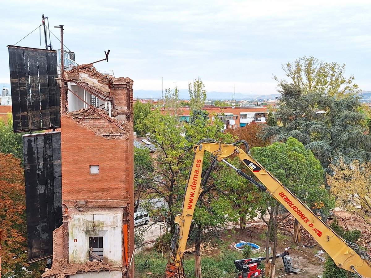 MasSanFer_'s tweet photo. #sanfernandodehenares no será igual mañana.
A las viviendas derribadas de vecinxs hoy vemos cómo desaparece para siempre el Complejo El Pilar: servicios públicos de nuestro municipio PENDIENTES DE RECUPERAR.
16 años de tortura y maltrato 
@ComunidadMadrid RESPONSABLE 
💔💔 https://t.co/JfpM6wR1l9