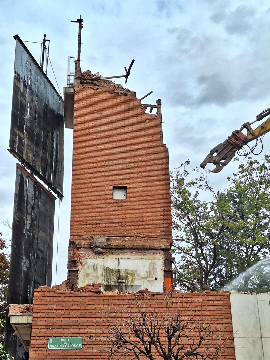 MasSanFer_'s tweet photo. #sanfernandodehenares no será igual mañana.
A las viviendas derribadas de vecinxs hoy vemos cómo desaparece para siempre el Complejo El Pilar: servicios públicos de nuestro municipio PENDIENTES DE RECUPERAR.
16 años de tortura y maltrato 
@ComunidadMadrid RESPONSABLE 
💔💔 https://t.co/JfpM6wR1l9