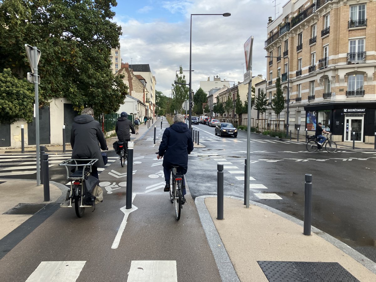 VeloIdF's tweet photo. Le Collectif était présent à l'inauguration de l'av Gabriel Péri à @montreuil. Un des plus beaux tronçons à ce jour du réseau vélo de @GrandParisMGP, réalisé par la @seinesaintdenis. 

On aime particulièrement : 
✅continuité de la piste aux intersections
✅séparation végétale https://t.co/TPvssEmjI6