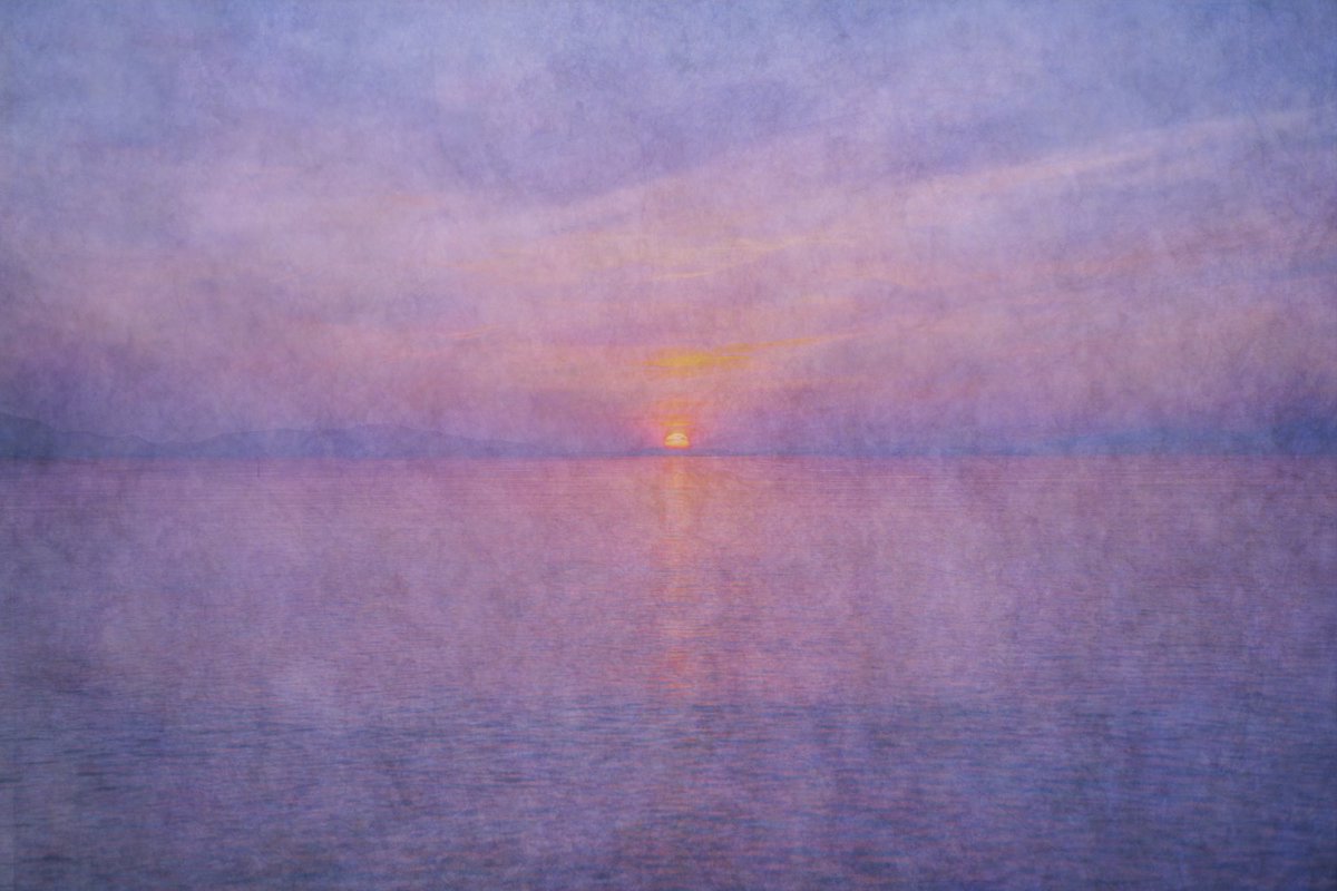 mainaito_art's tweet photo. Photograph of sunset captured by me🌅

The moment when the sun painted the sky, it gradually started losing its golden hue and got dyed into deep blue. The beginning of the serene evening time. https://t.co/IX5TKTR2GB