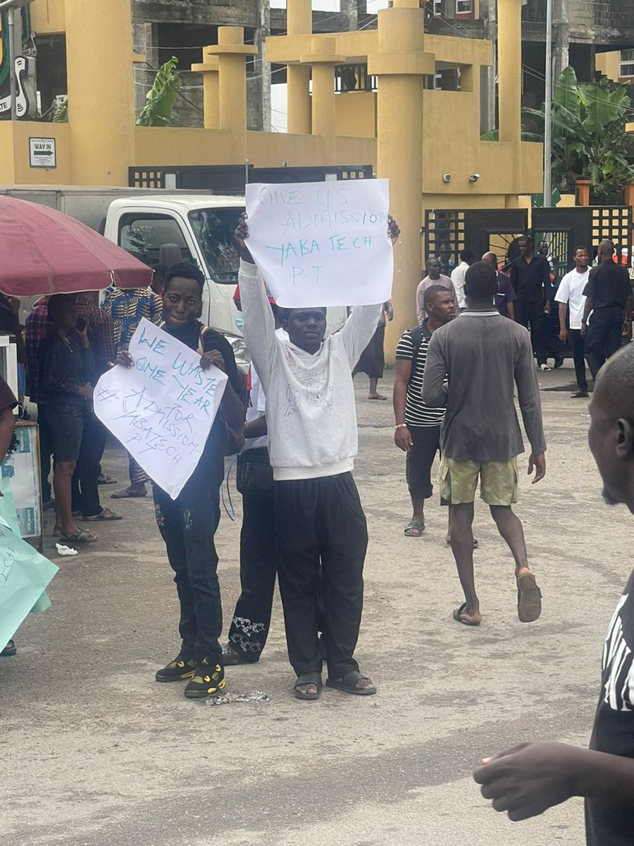 Starlyte24's tweet photo. Yabatech Sheriff forcefully detained few students took away our cardboards and threatened to use smokes on peaceful protesters.
All we are saying is #giveusouradmission #studentsbeforeprofits #Yabatechparttime
@thatverydarkman @SavvyRinu @instablog9ja https://t.co/VEixV5qBdI