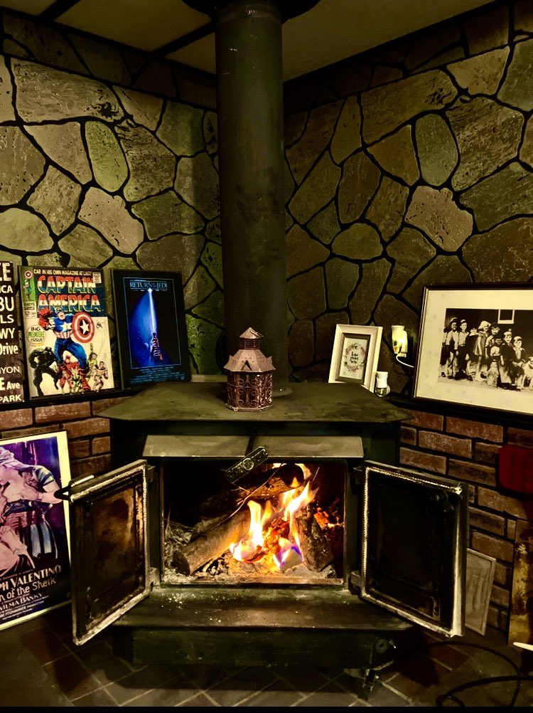 ThSbjctvPrspctv's tweet image. It’s getting to be that time of year!! beawoke.com #fallseason #fireplace #thattimeofyear #chilly #itsgettingcold #mondaymonday