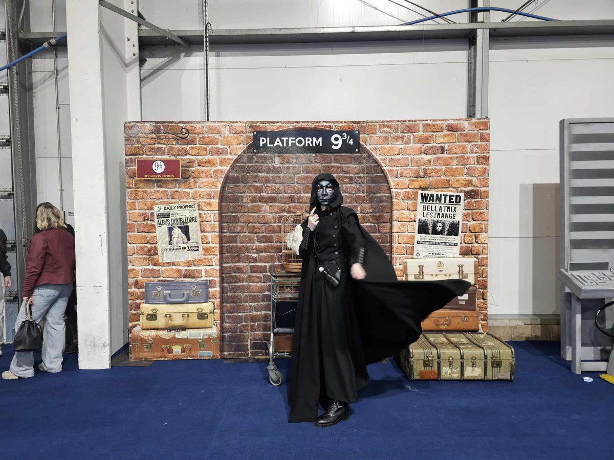 nicinacx's tweet photo. I forgot to post these a few last week but here's my death eater cosplay ft a mini dark lord https://t.co/u9urbAP8g5