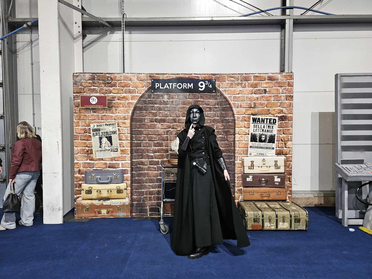 nicinacx's tweet photo. I forgot to post these a few last week but here's my death eater cosplay ft a mini dark lord https://t.co/u9urbAP8g5