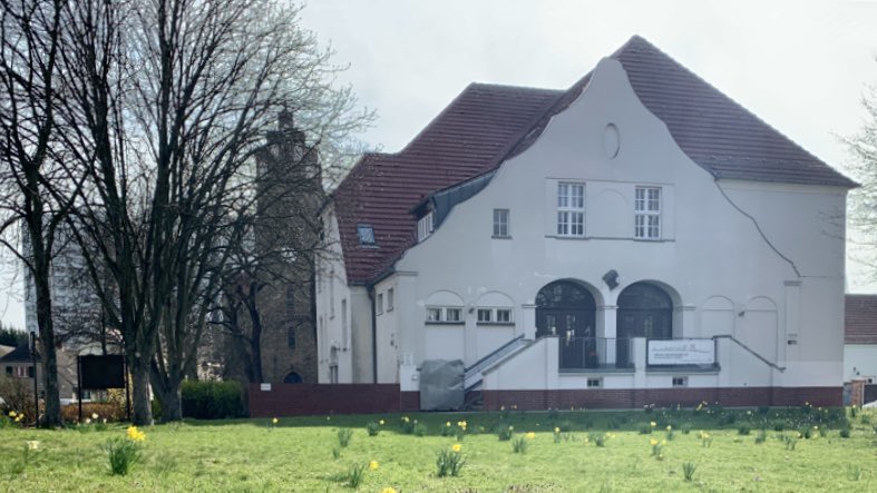 #Followerpower in #Berlin: #Marzahn-#Hellersdorf sucht Historiker/innen, die auf Honorarbasis die #DDR-Geschichte des Bezirks recherchieren (Politik, Wirtschaft, MfS…). Die Projekte müssen bis Jahresende abgeschlossen werden. Kontakt vermittele ich gern.
Gern RT, danke.