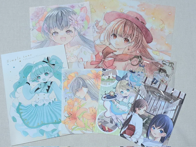 #関西コミティア71 新作案内当日合わせの新作はグッズセットです。通常セットは画像1枚目、クリアファイル・メガネ拭き・イラストカード。最近のフルセット(メルメリィより後の発行物)で、通常セット+アクキー2種(台紙なし)・イラストカード2種・缶バッジ(画像3枚目)・ステッカー(印刷中)予定です。 