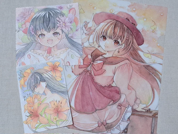 #関西コミティア71 新作案内当日合わせの新作はグッズセットです。通常セットは画像1枚目、クリアファイル・メガネ拭き・イラストカード。最近のフルセット(メルメリィより後の発行物)で、通常セット+アクキー2種(台紙なし)・イラストカード2種・缶バッジ(画像3枚目)・ステッカー(印刷中)予定です。 