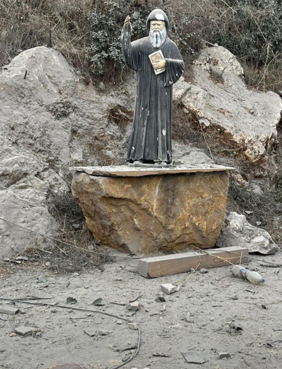 رغم الغارة على ايطو اليوم و قوتها ، قوة القديس شربل اقوى من كل الاستهدفات 
تمثال القديس شربل لم يأثر عليه اي شيئ و المنزل تهدم بالكامل لكن تمثال القديس شربل لا يهزه
عجيبه مار شربل في ايطو