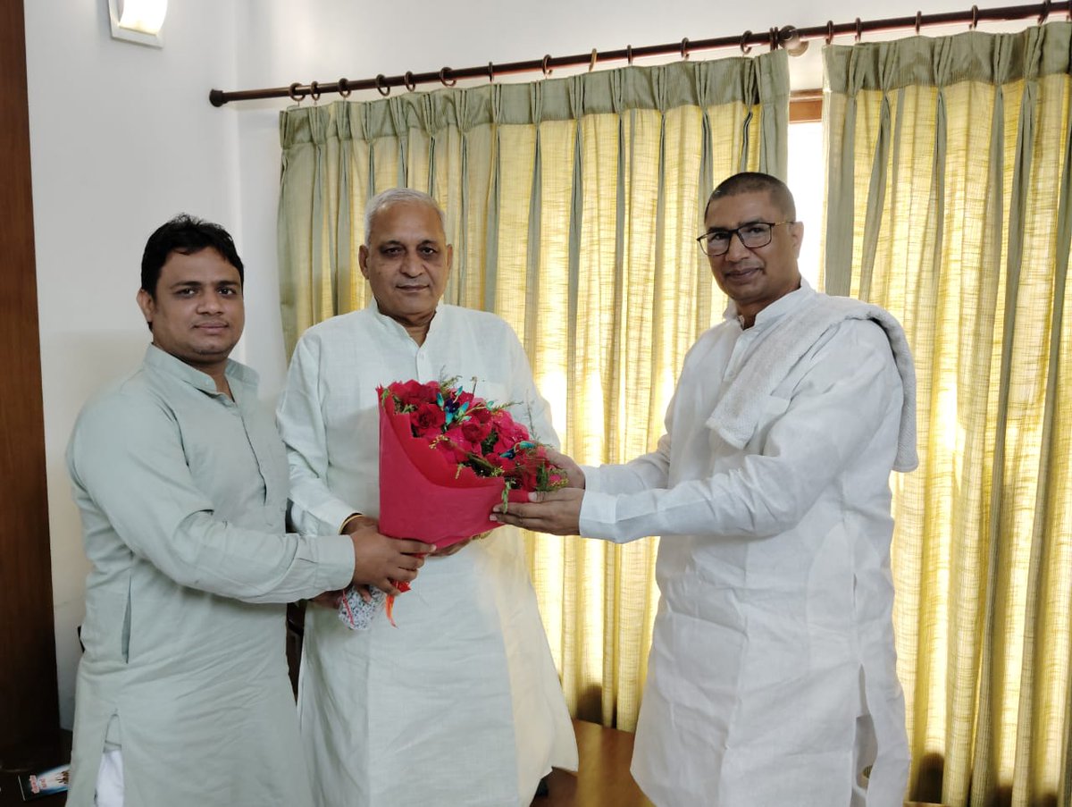 परम आदरणीय, भावी कैबिनेट मंत्री हरियाणा सरकार श्री  रणबीर गंगवा जी से मिलकर जीत की बधाई दी। आप लगातार तीसरी बार विधायक बने है
साथ ही उत्तरप्रदेश से आयोग के सदस्य बड़े भाई माननीय श्री राधेश्याम जी एवं पूर्व में IG रिटायर श्री दलबीर भारती जी का भी सानिध्य प्राप्त हुआ
<a href="/RanbirGangwa/">Ranbir Singh Gangwa (मोदी का परिवार)</a>