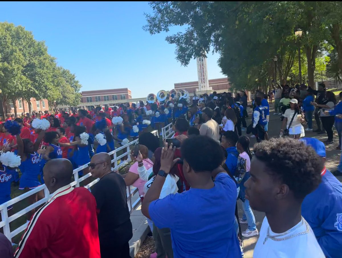 Mikeyhunt727's tweet photo. The 🫶💙is real at @TSUTigersFB from @FirstTake @stephenasmith @ShannonSharpe being on campus to the alumni and the coaching staff @CoachMcNutt @EddieGeorge2727 @CoachBFish25 @TSUFbrecruiting thank you for the opportunity to see what the future holds in Godspeed‼️

@CoachJuwanIMG @IMGAFootball @CoachPondIMG @TheCoachHolman 

#RoarCity x #GUTS