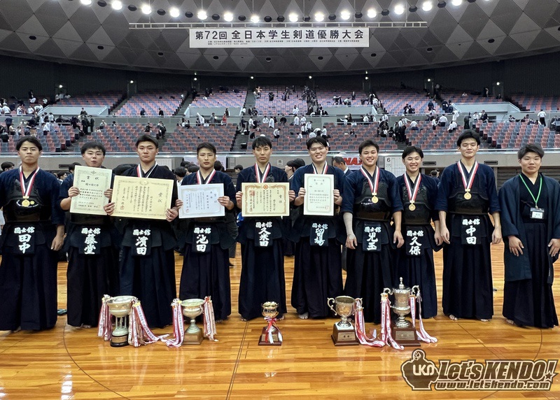 letskendo's tweet photo. こんばんは、LET'S KENDOです

本日開催された全日本学生剣道優勝大会の結果をLET'S KENDOに掲載しました〜
https://t.co/KAbK1g8RGy

結果
優勝　国士舘大学
二位　鹿屋体育大学
三位　日本体育大学
三位　中央大学

#kendo #剣道 #レッツ剣道 #全日本学生剣道優勝大会 https://t.co/LLXBpCxV7y