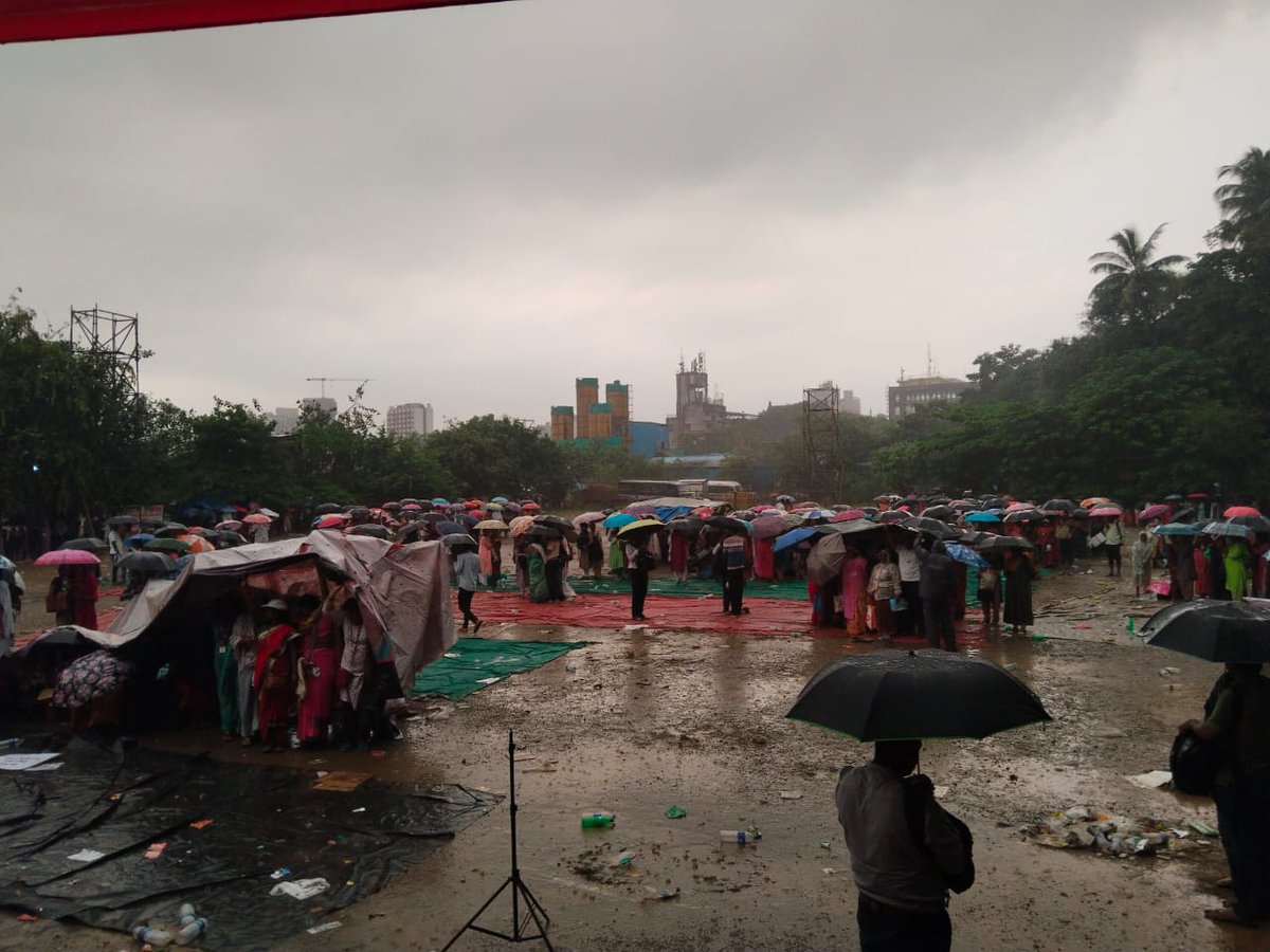 kapildewalkar's tweet photo. @CMOMaharashtra @girishdmahajan @Dev_Fadnavis 
कायम करा कायम करा उमेद अभियान कायम करा पहा.. शिंदे साहेब विचार करा. पावसात तुमच्या लाडक्या बहिणी भिजत आहे https://t.co/xvDLg7wKto