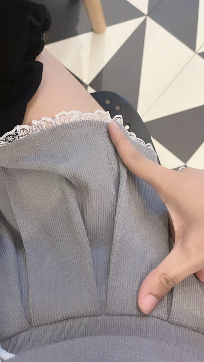 今天逛街穿的裙子🤓，稍微弯一点腰就能看到整个屁股🙈，感觉今天被好多人看见了小穴。尤其是在上电梯时，下面的人都能看见。🙈 https://t.co/hSPob5xlvZ