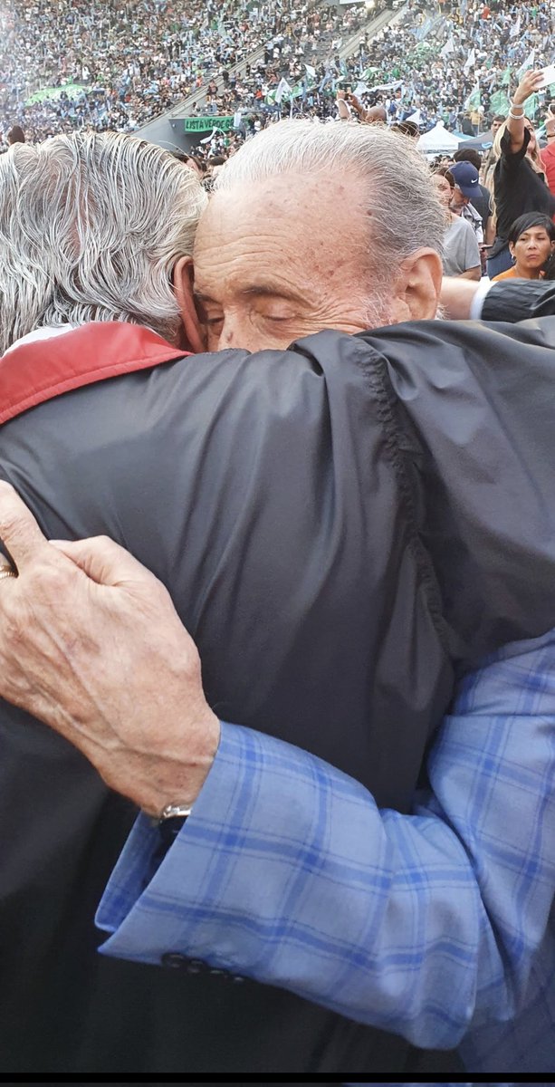 Me guardo este abrazo en el fondo del corazón.
El Cielo Peronista tiene una estrella nueva, brilla Cumpa Lorenzo Pepe.
#LorenzoPepe