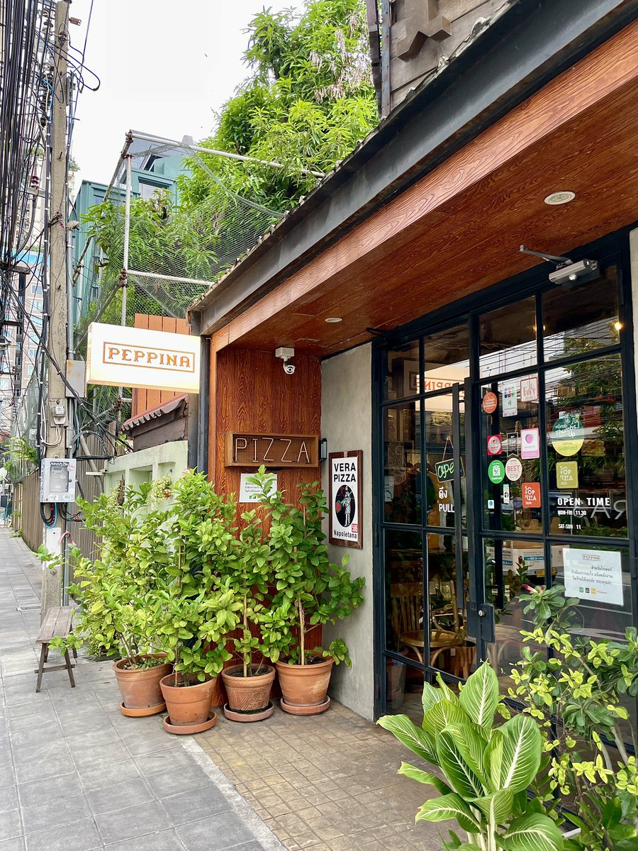 et_bkk06's tweet photo. この週末は夫と近場でゆっくり〜🙂‍↕️
ずっと気になってたイタリアンが雰囲気良くて超美味しかったので絶対また再訪したい🇮🇹🫰
特にピザ🍕店内の窯から焼きたてが出てきて美味しすぎた🤤ここ最近食べたピザで1番好きかも🥺
ランチは予約なしでさくっと入れました🙂‍↕️♡

📍PEPPINA https://t.co/rY1bSLMH1s