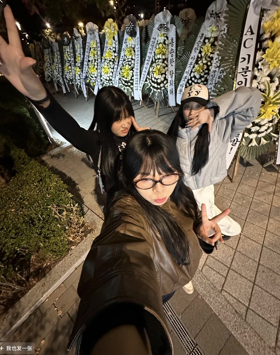 siwu888_'s tweet image. 1. v.douyin.com/CeifoXXc/ 2@5.com shanghai theatre academy
2&amp;amp;3.  v.douyin.com/CeiPrnyB/ 3@4.com shes WORKED with idols before. ig: @ihate_porksorry