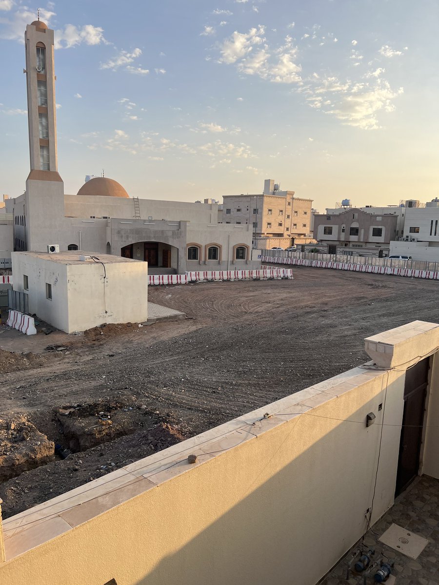 oo_338_'s tweet photo. هل من المنطقه مشروع مفترض انه يتم العمل فيه ، فقط محاوطه المنطقة بالصبات والارض حفريات ، ولا يوجد اي عماله تستكمل العمل ؟؟؟ وجميع الطرق مغلقه من كل الاتجاهات 
لا نقدر نوقف سيارات ولا كبار السن يقدرو يدخلو ويخرجو من البيت ولا حتى المسلمين يقدرو يصلو بالمسجد هل هذا من المنطق ؟؟؟ https://t.co/iKifpLTtsZ