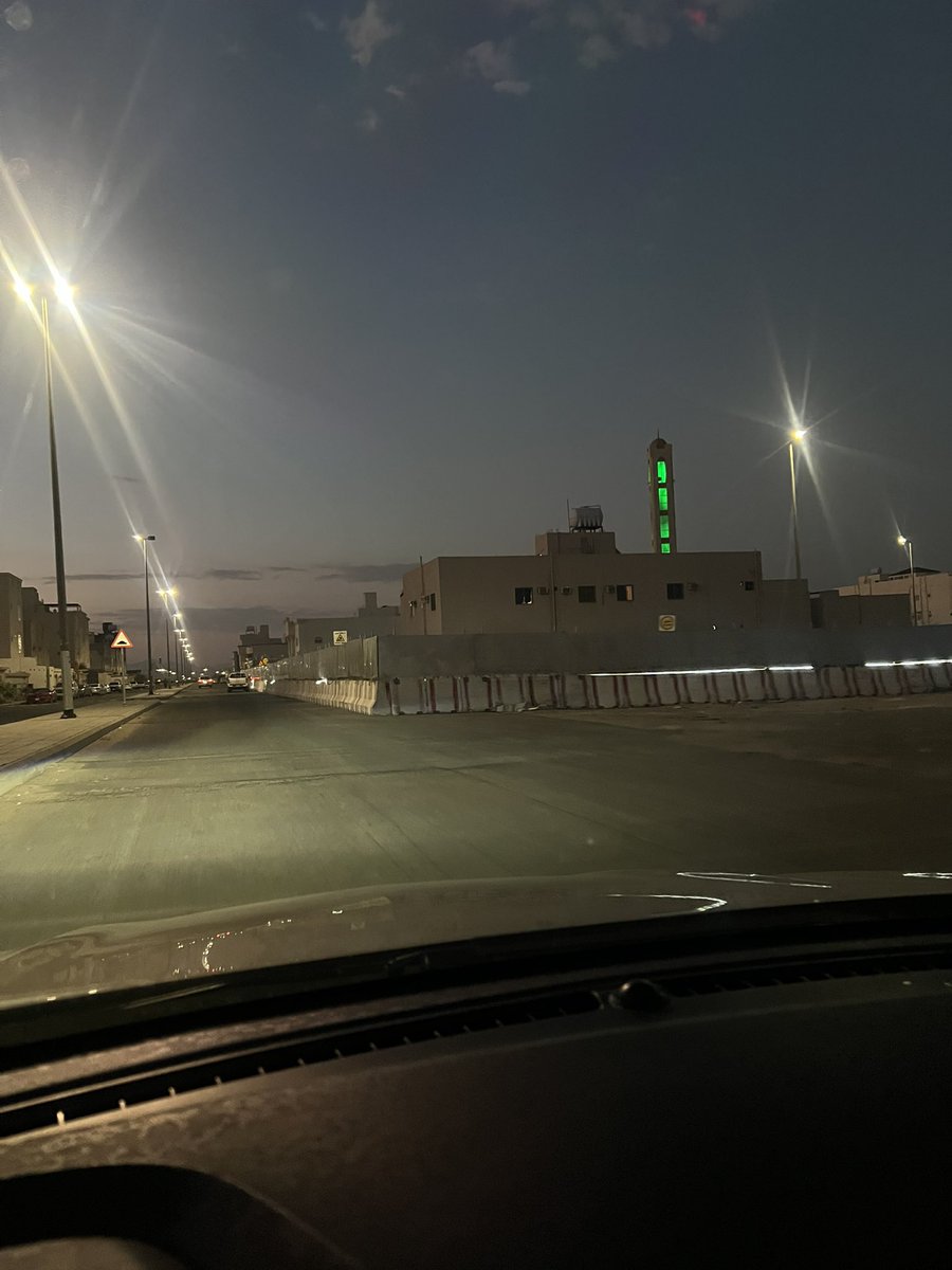 oo_338_'s tweet photo. هل من المنطقه مشروع مفترض انه يتم العمل فيه ، فقط محاوطه المنطقة بالصبات والارض حفريات ، ولا يوجد اي عماله تستكمل العمل ؟؟؟ وجميع الطرق مغلقه من كل الاتجاهات 
لا نقدر نوقف سيارات ولا كبار السن يقدرو يدخلو ويخرجو من البيت ولا حتى المسلمين يقدرو يصلو بالمسجد هل هذا من المنطق ؟؟؟ https://t.co/iKifpLTtsZ