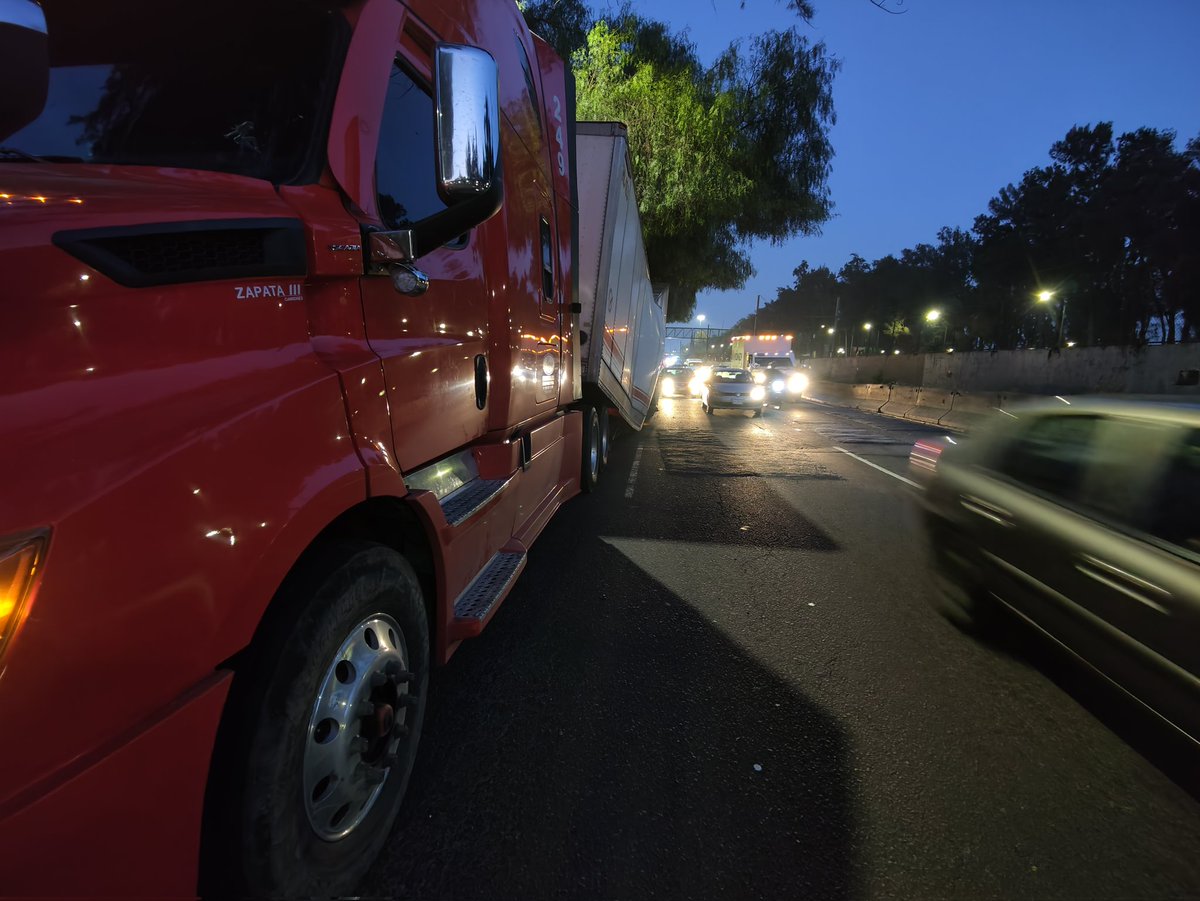 Aaronhdzg's tweet photo. #ULTIMAHORA Tráiler varado por  caja partida debido al peso y las condiciones de la Av Ignacio Zaragoza en Santa Marta Acatitla @Alc_Iztapalapa ya elementos de tránsito la @SSC_CDMX tome precauciones reducción a 2 carriles. https://t.co/73iOD4ntPQ