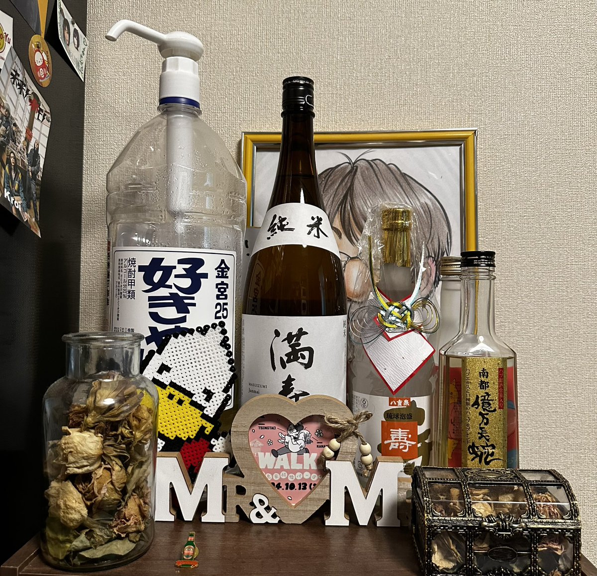 tsingtaooo's tweet photo. 沢山の頂き物も本当ありがとうございました！大切に使います！お風呂にまつわるグッズ、酒にまつわるグッズ、Tシャツなど2人が大好きな物をたっぷり。お花やイラストも嬉しかった。
酒蔵ストック増えて、2人で飲むには多いので、我が家で打ち上げしよう。 https://t.co/LuuqccVTYa