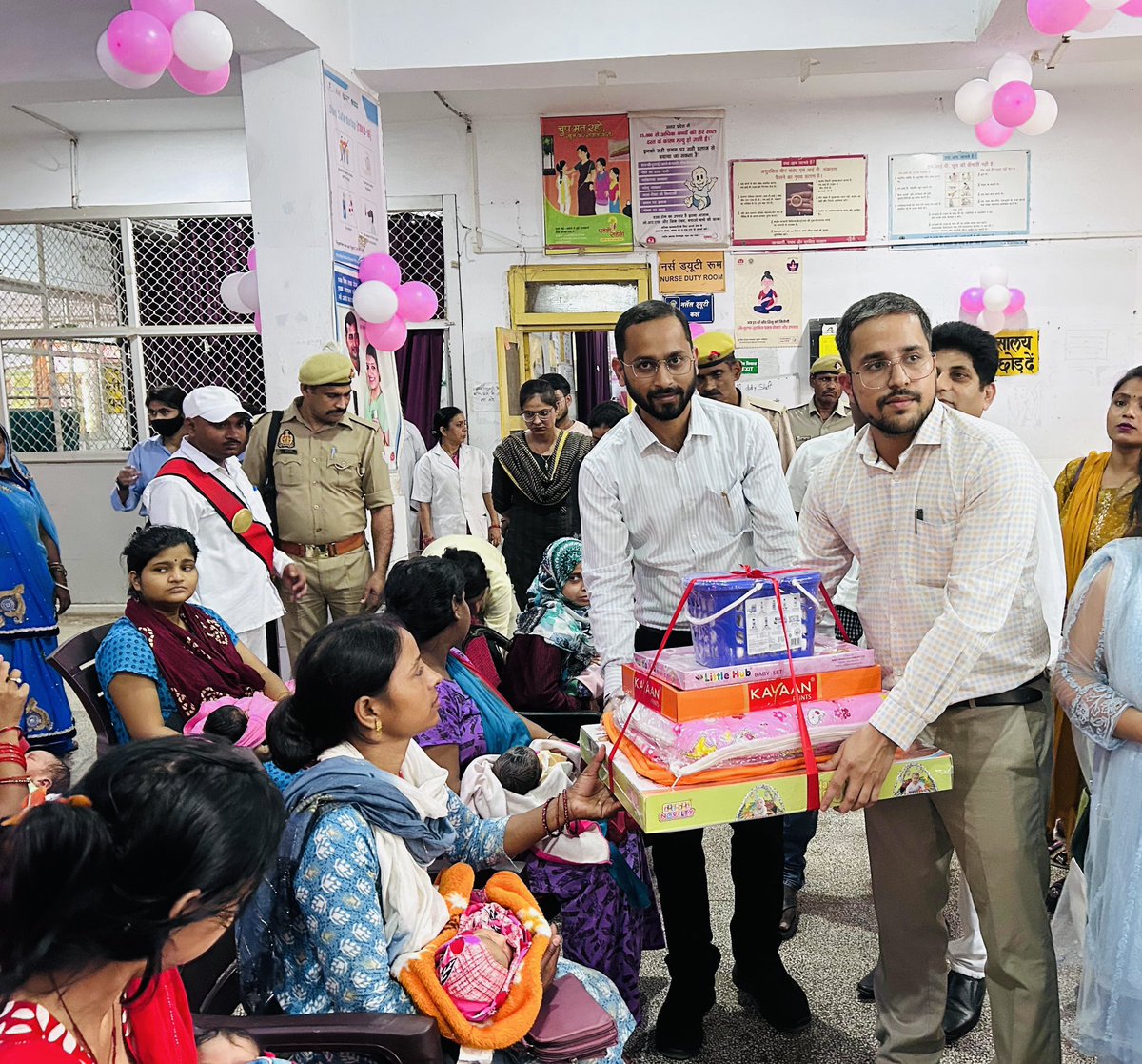 जनपद फतेहपुर में महिला चिकित्सालय में मुख्य विकास अधिकारी महोदय की उपस्थिति में कन्या जन्मोत्सव का आयोजन किया गया, नवजात 17 कन्याओं को बेबी किट सेट जिसमे रैटल्स,बेबी क्लॉथ, कंबल, मॉस्किटो बेड, बेबी केयर सेट,बेबी बैग सभी कन्याओं को प्रदान किया गया। 
<a href="/UPMahilaKalyan/">UP Mahila Kalyan</a>