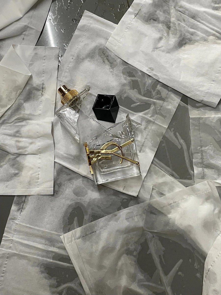 chicakamal's tweet photo. A beautiful day starts with breaking a new bottle of perfume
I got up early and wanted to spray some perfume to start the day beautifully, but then a new bottle of perfume broke. I was so heartbroken.😰😰 #BROKEN https://t.co/aL9lJ4wiFL
