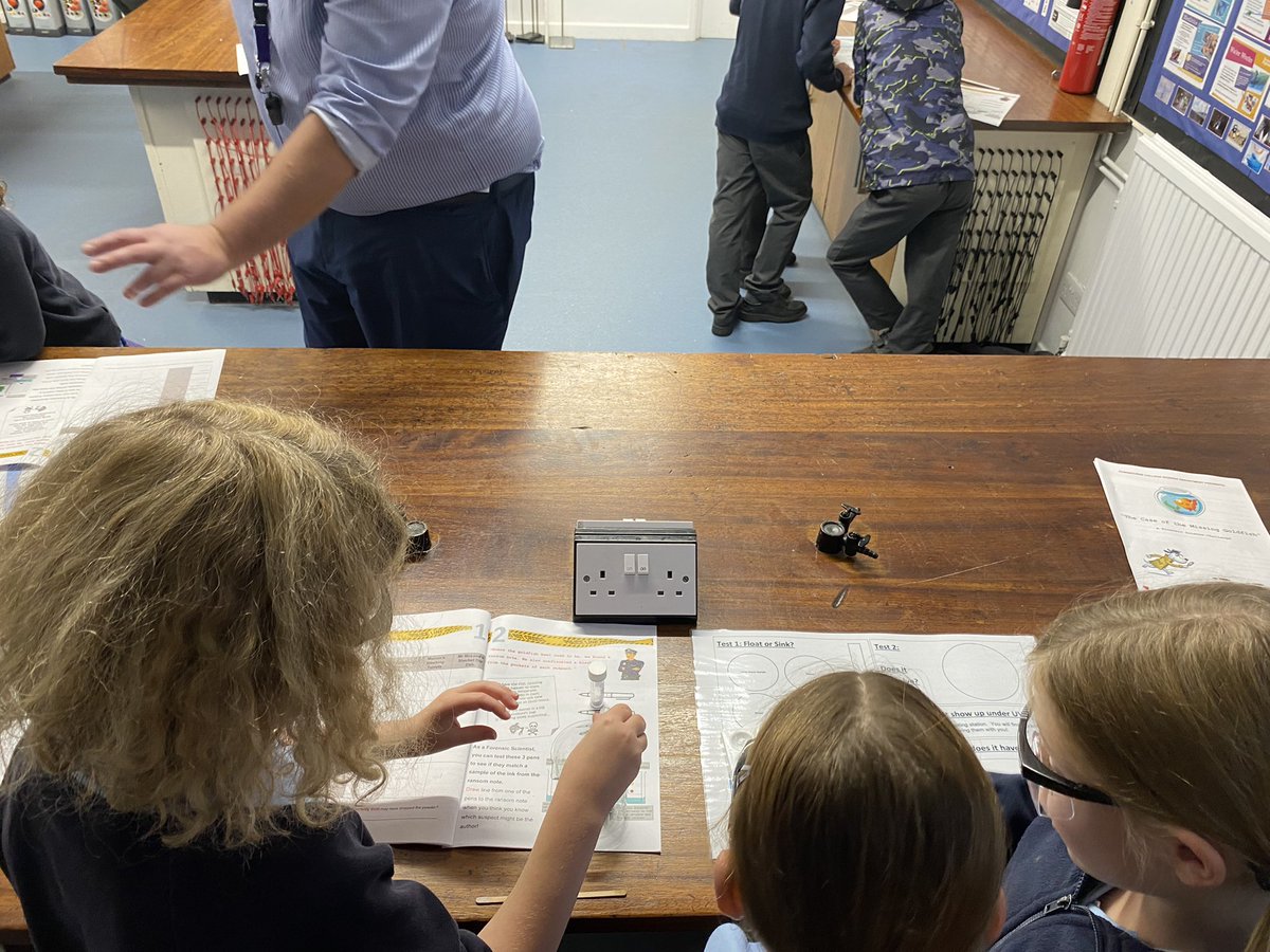 PangbourneColl's tweet photo. This morning we had @BasildonPrimary come and visit us to take part in some fun forensic science activities during their STEM week🧫🔬 #PangCollScience https://t.co/6yRzO1mFrN