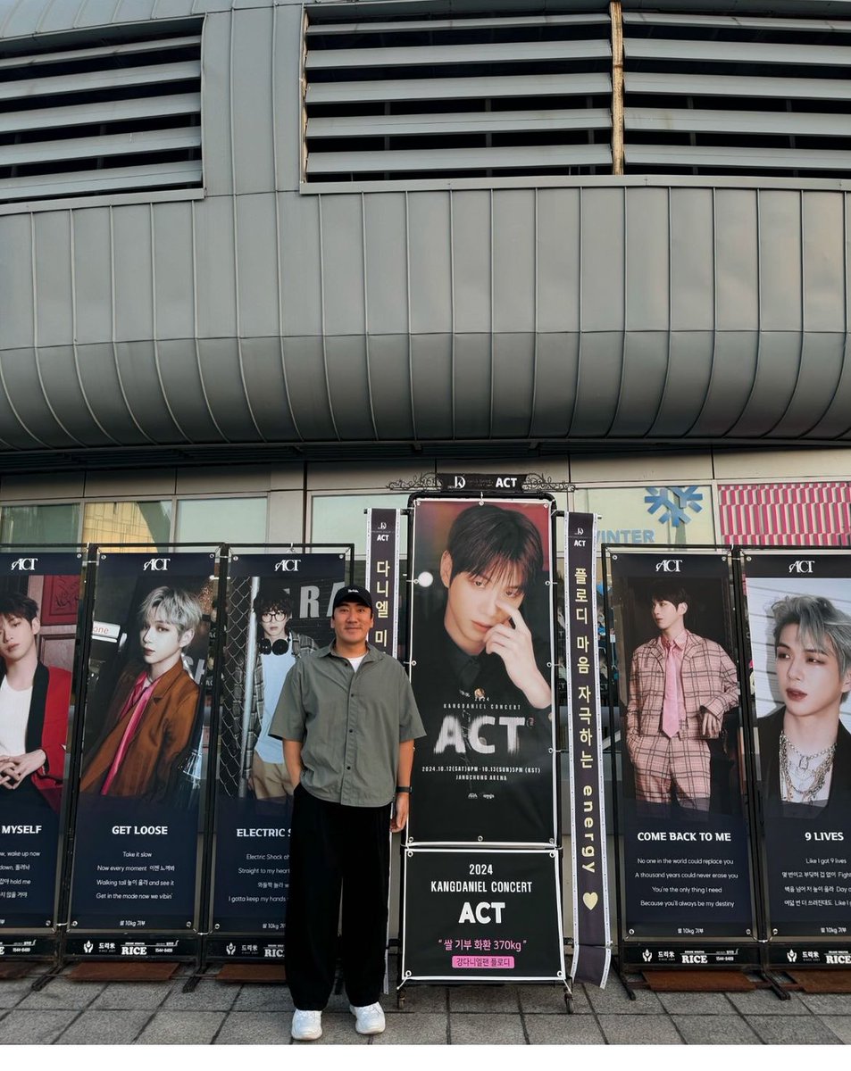 jaydkhere's tweet photo. #KANGDANIEL #강다니엘
#KangdanielConcertACT
Hey the Star Wars fans are reunited and this time there's a special gift for his comeback! 😊
@kd_officialx is such a lovely boy 🫶 and everyone loves him so much ❤️ https://t.co/TVMGSdfmFA