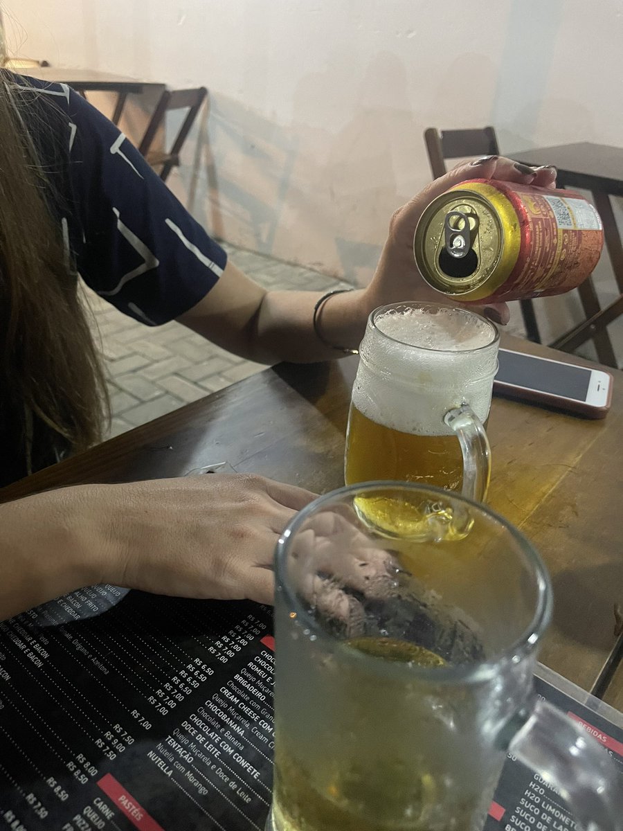 Tamaraandra2's tweet photo. Olha pra tu ver. Ontem estava lá toma uma cerveja com minha gata. Valeu Deus por proporcionar isso pra gente.  ❤️🌊 https://t.co/2942i0eUD5