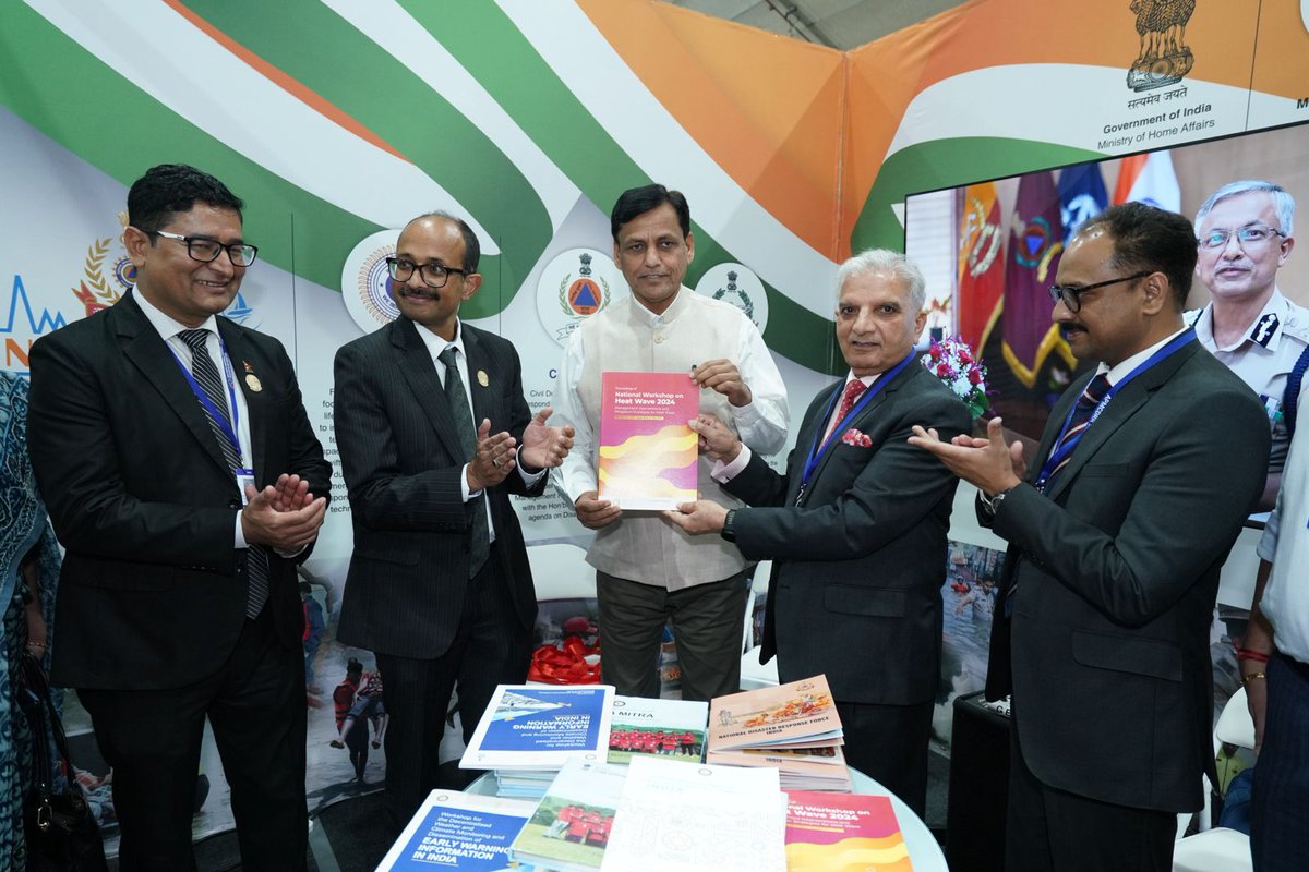 ndmaindia's tweet photo. @apmcdrrph2024 @HMOIndia @MEAIndia @UNDRR_AsiaPac @PIB_India @MIB_India During the exhibition he launched the Coffee Table Book on Apada Mitra and proceedings on Early Warning Systems in India. SRSG Shri Kamal Kishore also launched the Mid-Term Review on Sendai Framework and the Proceedings on National Heat Wave Workshop held this Year. (2/3) https://t.co/D8H8XR7FoY