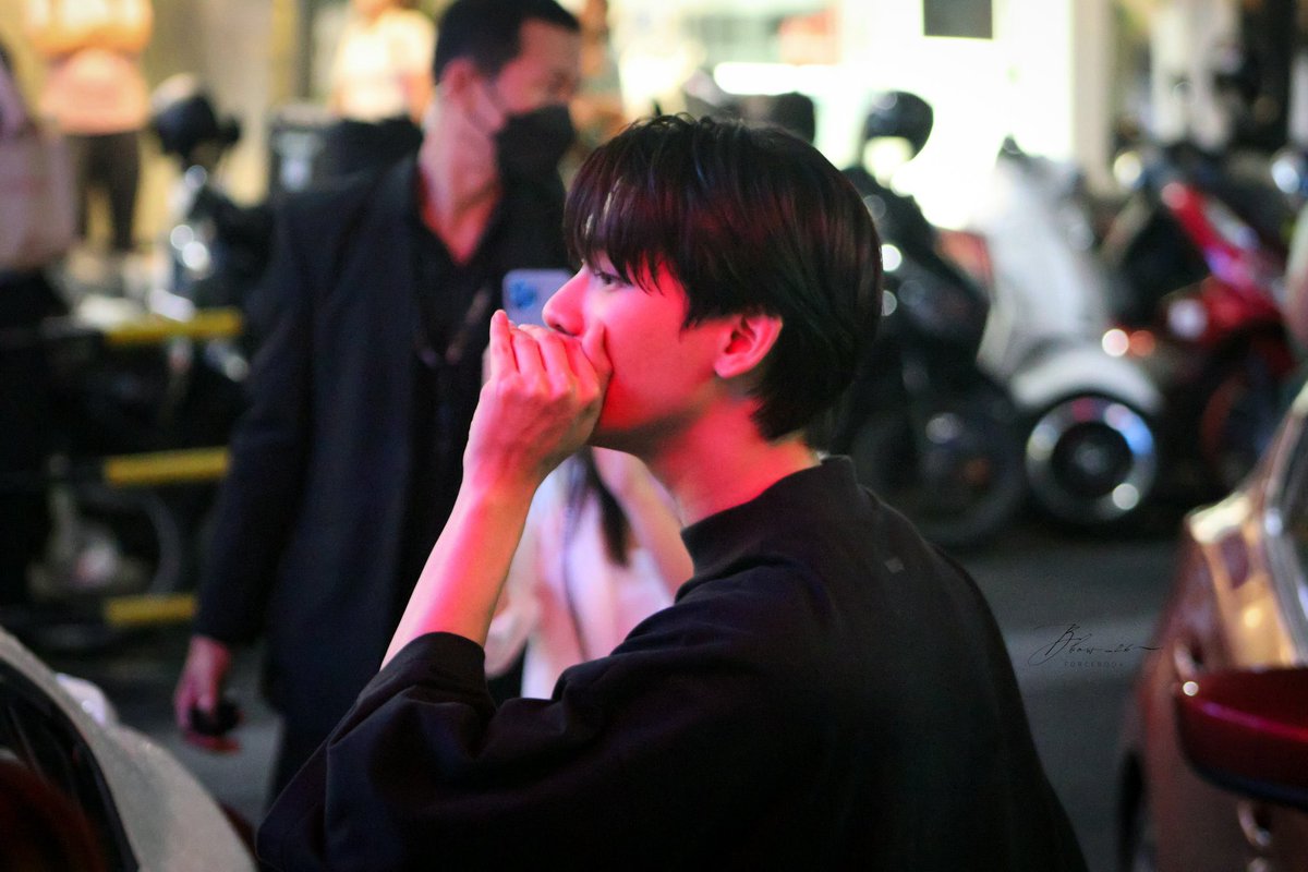 luviltae's tweet photo. LIKE FR???!!!! LOOK AT THIS GUY HE LOOK SO UNREAL https://t.co/plCS3NSi2F