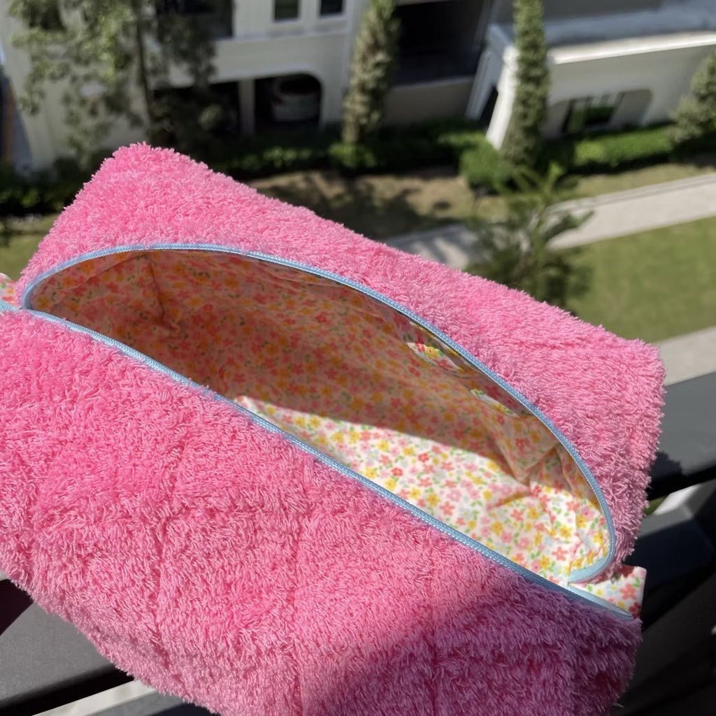 everythingtwoh1's tweet photo. ส่งต่อ ￼fluffy pouch bag แบรนด์ miss.girlsน้องใหญ่จุใจมากก 220 from 289 ส่งฟรี🫶🏻
#ส่งต่อคสอ  #โล๊ะเสื้อผ้า #ส่งต่อเสื้อผ้ามือสอง #ส่งต่อเสื้อผ้ามือ2 #กระเป๋ามือสอง #ส่งต่อ #ส่งต่อกระเป๋ามือสอง #ส่งต่อกระเป๋าผ้า #ส่งต่อกระเป๋าเครื่องสำอางค์ https://t.co/OypcrgDlUE