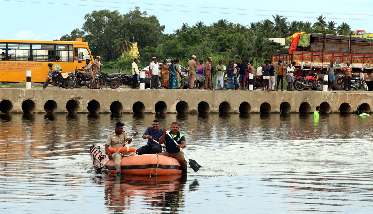dineshskumar15's tweet photo. A fire service team from Katpadi conducted a demonstration using boats in Virinchipuram Palar river as part of #monsoon #disaster preparedness efforts on Monday/Express photo/s dinesh
#vellore #palar #firedemo
@xpresstn @NewIndianXpress @Rajalakshmi2398 https://t.co/bJLs3SfuRD